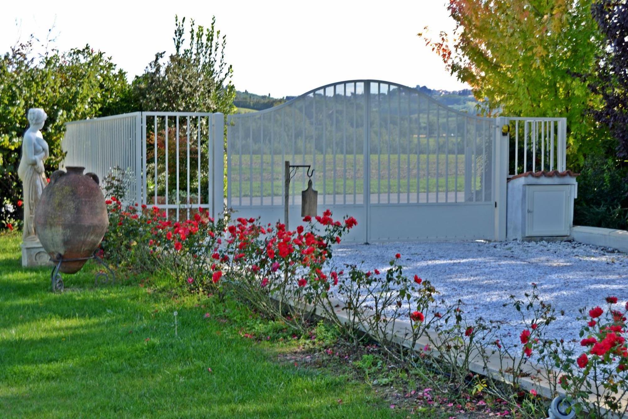 Cevoli Country Resort Lari Exterior foto